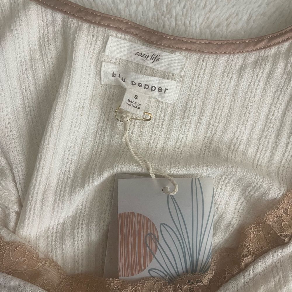 Blu Pepper Cream Cami with Lace Detail NWT - Picture 4 of 5